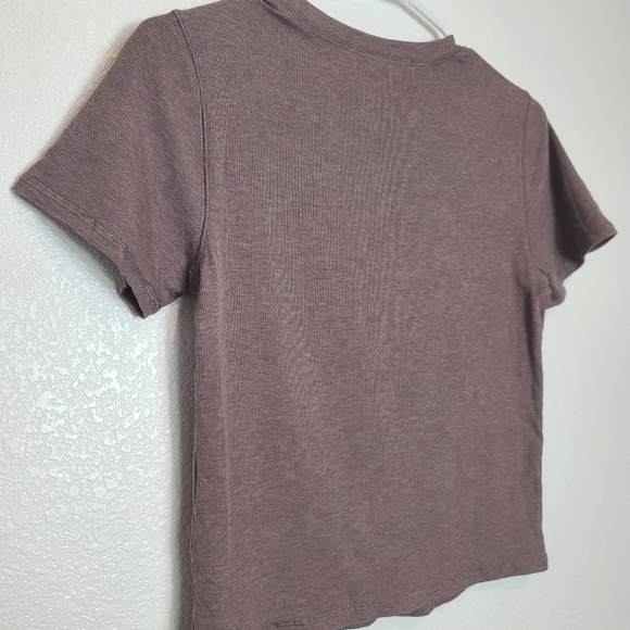 VUORI Pose Fitted Ribbed Crop Tee in Sawyer - Picture 8 of 8